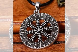 ochranny vikingsky amulet
