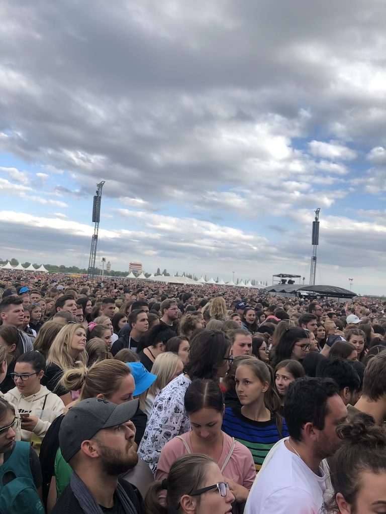 foto: 80 000 ludi na koncerte Eda Sheerana v Prahe